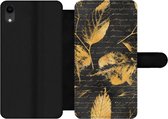 Bookcase Geschikt voor iPhone XR telefoonhoesje - Goud - Bladeren - Zwart - Met vakjes - Wallet case met magneetsluiting