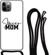 Hoesje met koord Geschikt voor iPhone 13 Pro Max - Quotes - Spreuken - Soccer mom - Voetbalmoeder - Mama - Siliconen - Crossbody - Backcover met Koord - Telefoonhoesje met koord - Hoesje met touw