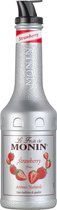 Bouteille de mélange pour smoothie et cocktail Monin à la fraise avec logo "Le Fruit de MONIN Strawberry Fraise" et image de fraises. Contient des arômes naturels.
