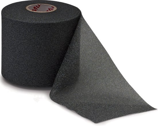 Een rol zwart Mwrap tape, textuur met kleine korrels. Een stuk tape is uitgerold.