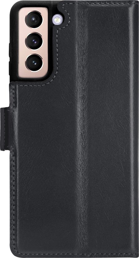 Étui portefeuille noir en cuir pour un Samsung Galaxy S22 Plus, rabat fermé.