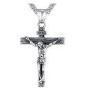 Zilverkleurige ketting met een kruisje van Jezus, I.N.R.I. opschrift.