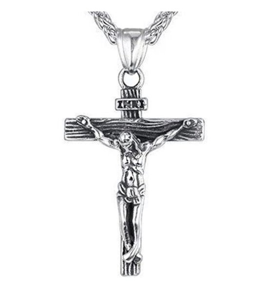 Zilverkleurige ketting met een kruisje van Jezus, I.N.R.I. opschrift.