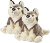 2x stuks pluche zittende knuffel wolf 18 cm grijs - wolven speelgoed knuffels