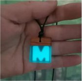 Glow in the dark blue ketting met letter M