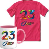 23 Jaar Vrolijke Verjaadag T-shirt met mok giftset Roze | Verjaardag cadeau pakket set | Grappig feest shirt Heren – Dames – Unisex kleding | Koffie en thee mok | Maat L