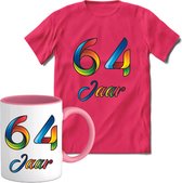 64 Jaar Vrolijke Verjaadag T-shirt met mok giftset Roze | Verjaardag cadeau pakket set | Grappig feest shirt Heren – Dames – Unisex kleding | Koffie en thee mok | Maat M