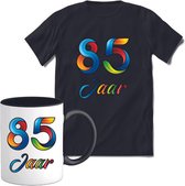 85 Jaar Vrolijke Verjaadag T-shirt met mok giftset Zwart | Verjaardag cadeau pakket set | Grappig feest shirt Heren – Dames – Unisex kleding | Koffie en thee mok | Maat 3XL
