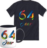 64 Jaar Vrolijke Verjaadag T-shirt met mok giftset Zwart | Verjaardag cadeau pakket set | Grappig feest shirt Heren – Dames – Unisex kleding | Koffie en thee mok | Maat M