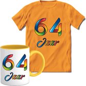 64 Jaar Vrolijke Verjaadag T-shirt met mok giftset Geel | Verjaardag cadeau pakket set | Grappig feest shirt Heren – Dames – Unisex kleding | Koffie en thee mok | Maat L