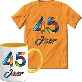 45 Jaar Vrolijke Verjaadag T-shirt met mok giftset Geel | Verjaardag cadeau pakket set | Grappig feest shirt Heren – Dames – Unisex kleding | Koffie en thee mok | Maat XL