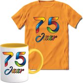 75 Jaar Vrolijke Verjaadag T-shirt met mok giftset Geel | Verjaardag cadeau pakket set | Grappig feest shirt Heren – Dames – Unisex kleding | Koffie en thee mok | Maat S