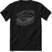 Fishing camp tournament | vissen outdoor T-Shirt Heren / dames | hengelsport cadeau Shirt - grappige Spreuken, Zinnen en Teksten Maat M