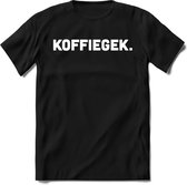 Koffiegek. | Koffie Kado T-Shirt Heren - Dames | Perfect Verjaardag Cadeau Shirt | Grappige Spreuken - Zinnen - Teksten | Maat XL