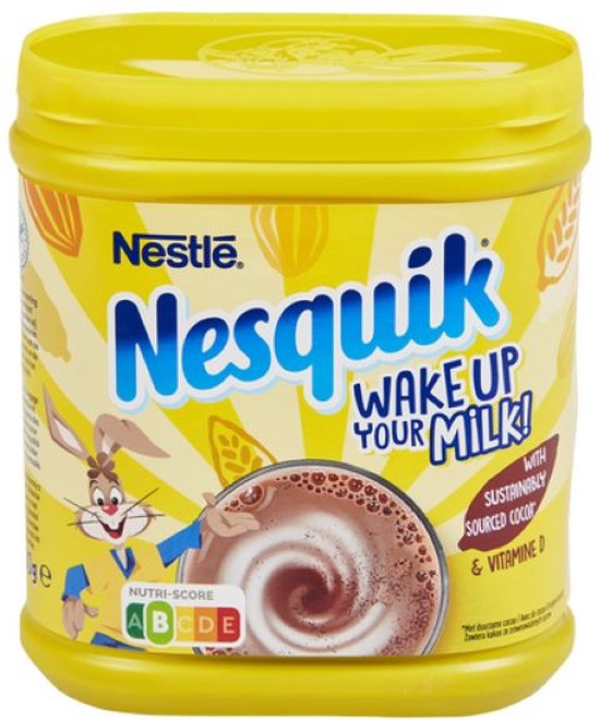 Gele Nesquik cacaopoeder verpakking met Nesquik konijn, 'WAKE UP YOUR MILK!' en Nutri-Score A.