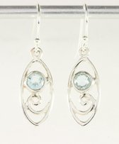 Fijne opengewerkte zilveren oorbellen met blauwe topaas