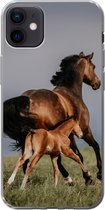 Geschikt voor iPhone 12 mini hoesje - Dieren - Paarden - Veulen - Siliconen Telefoonhoesje