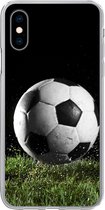 Geschikt voor iPhone X hoesje - Voetbal in het gras - Siliconen Telefoonhoesje