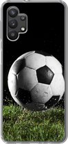 Samsung Galaxy A32 5G hoesje - Voetbal in het gras - Siliconen Telefoonhoesje