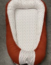 babynestje koper brique roest gekleurde stipjes compleet met band, deken en bijtring