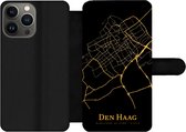 Bookcase Geschikt voor iPhone 13 Pro telefoonhoesje - Den Haag - Stadskaart - Black and gold - Met vakjes - Wallet case met magneetsluiting