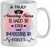 A truly amazing nurse is hard to find and impossible to forget' roze/paars| Verpleegkundige| Nurse| bedankt | Cadeau| Cadeau voor hem| cadeau voor haar | Beker 31 CL