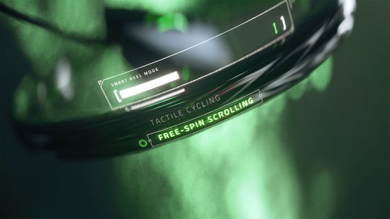 Close-up van de gevlochten kabel van een muis met HUD-achtige tekst: 'SMART REEL MODE', 'TACTILE CYCLING' en 'FREE-SPIN SCROLLING'.