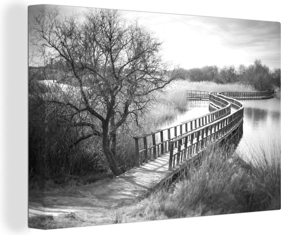 Canvas Schilderij Brug over het grauwe landschap van het Nationaal park Tablas de Daimiel - zwart wit - 90x60 cm - Wanddecoratie