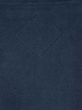 Detail van een ruitvormig logo op de donkerblauwe fleece stof van een Bjørnson jas.