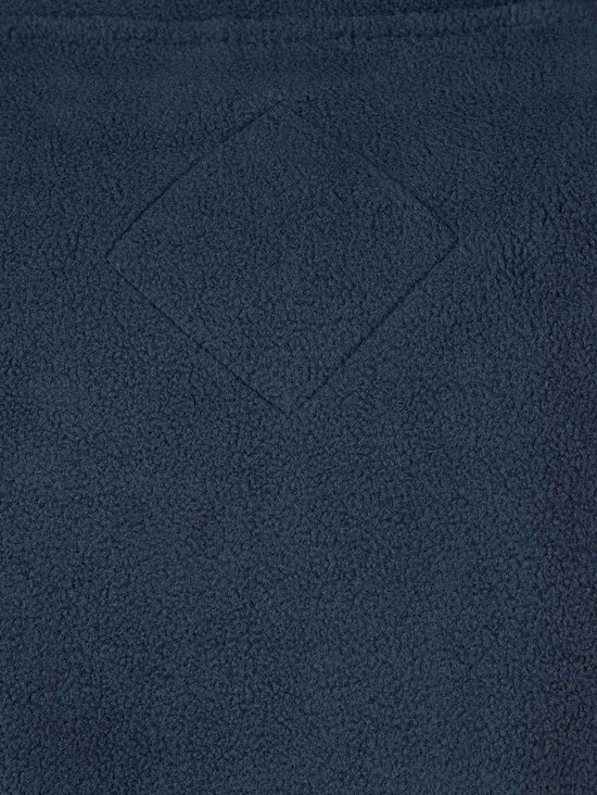 Detail van een ruitvormig logo op de donkerblauwe fleece stof van een Bjørnson jas.