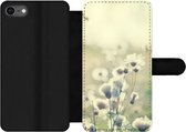 Bookcase Geschikt voor iPhone SE 2020 telefoonhoesje - Bloemen - Veld - Wit - Met vakjes - Wallet case met magneetsluiting