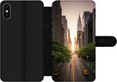 Bookcase Geschikt voor iPhone XS telefoonhoesje - Straat van New York in de ochtend - Met vakjes - Wallet case met magneetsluiting