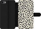 Bookcase Geschikt voor iPhone SE 2020 telefoonhoesje - Dierenprint - Stippen - Panter - Met vakjes - Wallet case met magneetsluiting