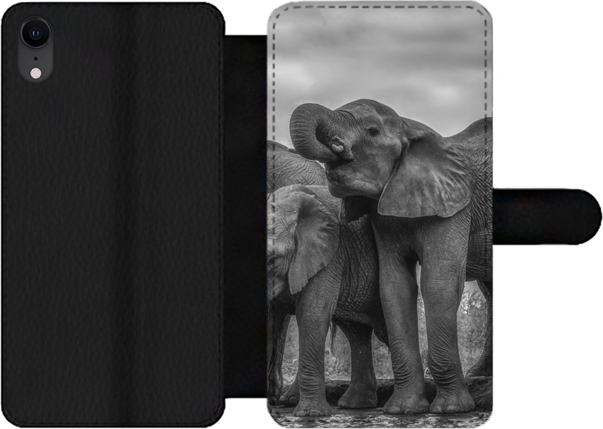 Telefoonhoesje Geschikt voor iPhone XR telefoonhoesje - Olifant - Dieren - Water - Zwart wit - Met vakjes - Wallet case met magneetsluiting