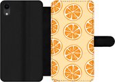 Bookcase Geschikt voor iPhone XR telefoonhoesje - Fruit - Sinaasappel - Tropisch - Met vakjes - Wallet case met magneetsluiting