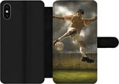 Bookcase Geschikt voor iPhone XS Max telefoonhoesje - Een illustratie van een voetballer die tegen de bal schopt - Jongens - Jongetje - Kids - Met vakjes - Wallet case met magneetsluiting