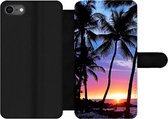 Bookcase Geschikt voor iPhone SE 2020 telefoonhoesje - De kleurrijke zonsondergang achter een rij met palmbomen op Hawaï - Met vakjes - Wallet case met magneetsluiting