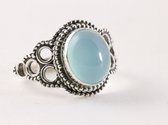 Bewerkte zilveren ring met blauwe chalcedoon - maat 19