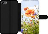 Bookcase Geschikt voor iPhone SE 2020 telefoonhoesje - Bloemen - Klaproos - Lente - Natuur - Rood - Blauw - Met vakjes - Wallet case met magneetsluiting