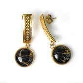 Goudkleurige oorknopjes met zwarte handgemaakte steen - Uniek - Art by Daan