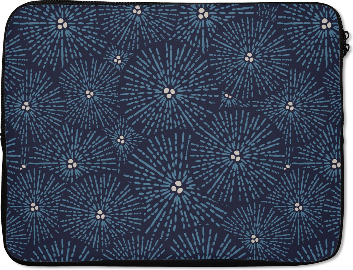 Laptophoes 17 inch - Bloemen - Japans - Patroon - Blauw - Wit - Laptop sleeve - Binnenmaat 41x28 cm - Zwarte achterkant