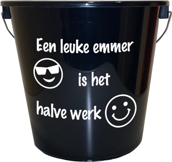 Zwarte emmer met de tekst "Een leuke emmer is het halve werk" en twee smiley gezichten, één met zonnebril.