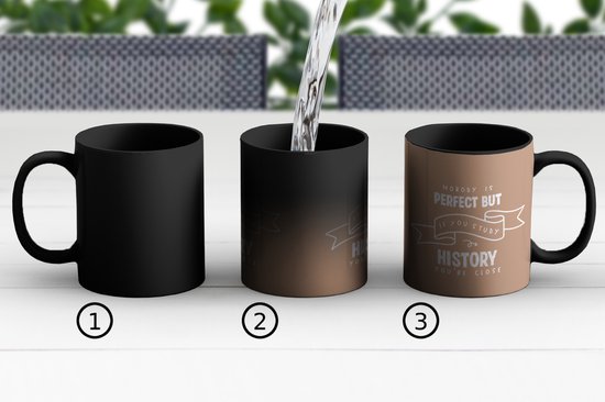 Trois tasses sur une table. Tasse 1 est noire, Tasse 2 passe du noir au marron, Tasse 3 est marron avec le texte "NOBODY IS PERFECT BUT IF YOU STUDY HISTORY YOU'RE CLOSE"