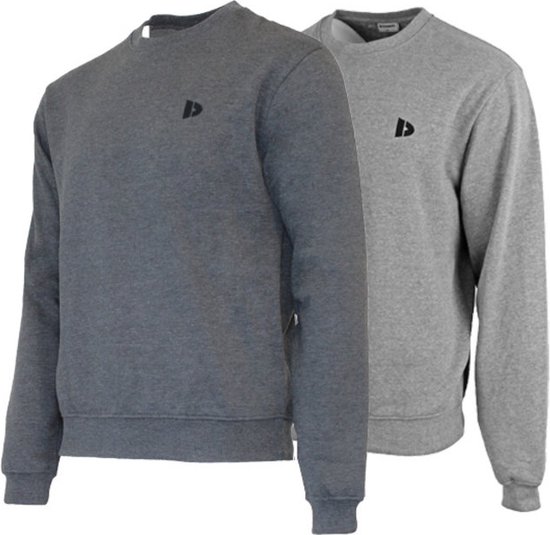Twee heren sweaters, één donkergrijs en één lichtgrijs, met ronde hals en logo.