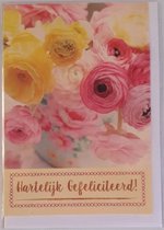 Gefeliciteerd! Een mooie kaart met allerlei rozen in verschillende kleuren. Een leuke wenskaart om zo te geven of om bij een cadeau te voegen. Een dubbele wenskaart inclusief envel