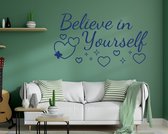 Stickerheld - Muursticker "Believe in yourself" Quote - Woonkamer - met hartjes en sterren - Engelse Teksten - Mat Donkerblauw - 55x96.3cm
