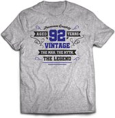 92 Jaar Legend - Feest kado T-Shirt Heren / Dames - Antraciet Grijs / Donker Blauw - Perfect Verjaardag Cadeau Shirt - grappige Spreuken, Zinnen en Teksten. Maat M