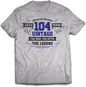 104 Jaar Legend - Feest kado T-Shirt Heren / Dames - Antraciet Grijs / Donker Blauw - Perfect Verjaardag Cadeau Shirt - grappige Spreuken, Zinnen en Teksten. Maat 3XL