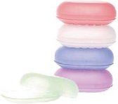 Stapel van vier zeepdoosjes in roze, wit, blauw en paars. Twee groene doosjes ernaast.