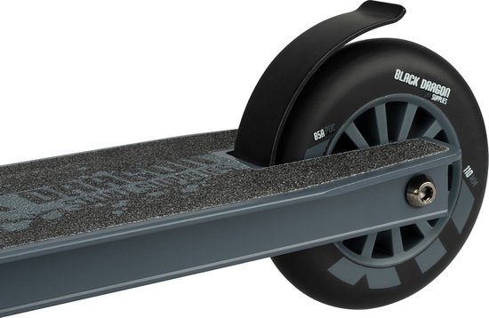 Detail van de achterkant van een grijze stuntstep met een zwart wiel, rem en antislip deck.
